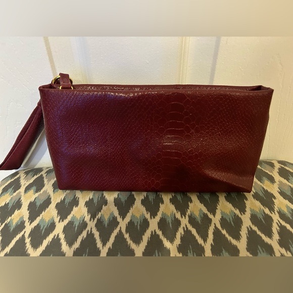 NWOT Big Buddha burgundy faux croc wristlet purse with bow - Picture 5 of 5